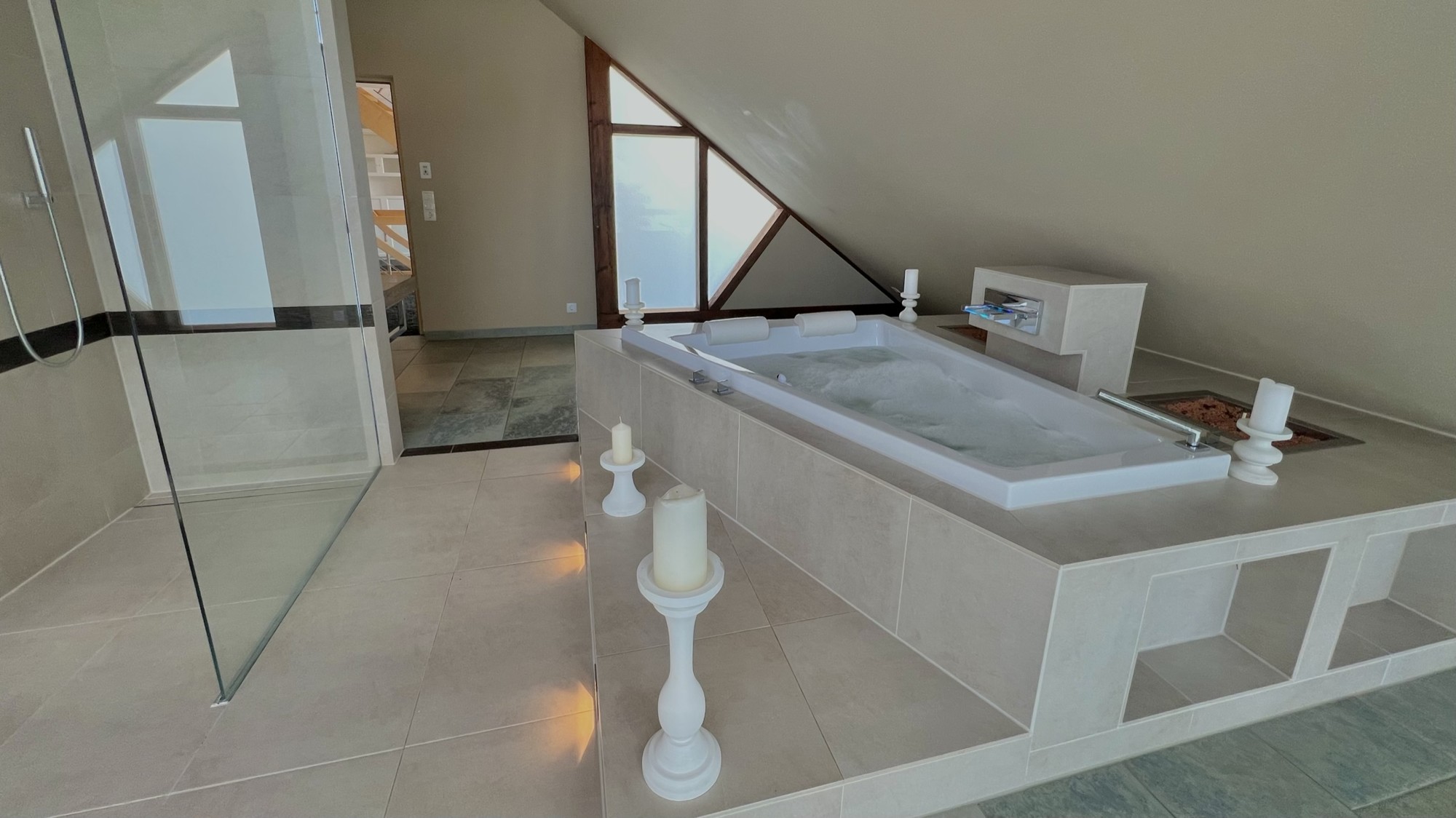 41_nachhause-immobilien__43823_bild Kaufen, Einziehen, Wohnen ... Modernes Haus mit Einliegerwohnung, Sauna und Swimmingpool