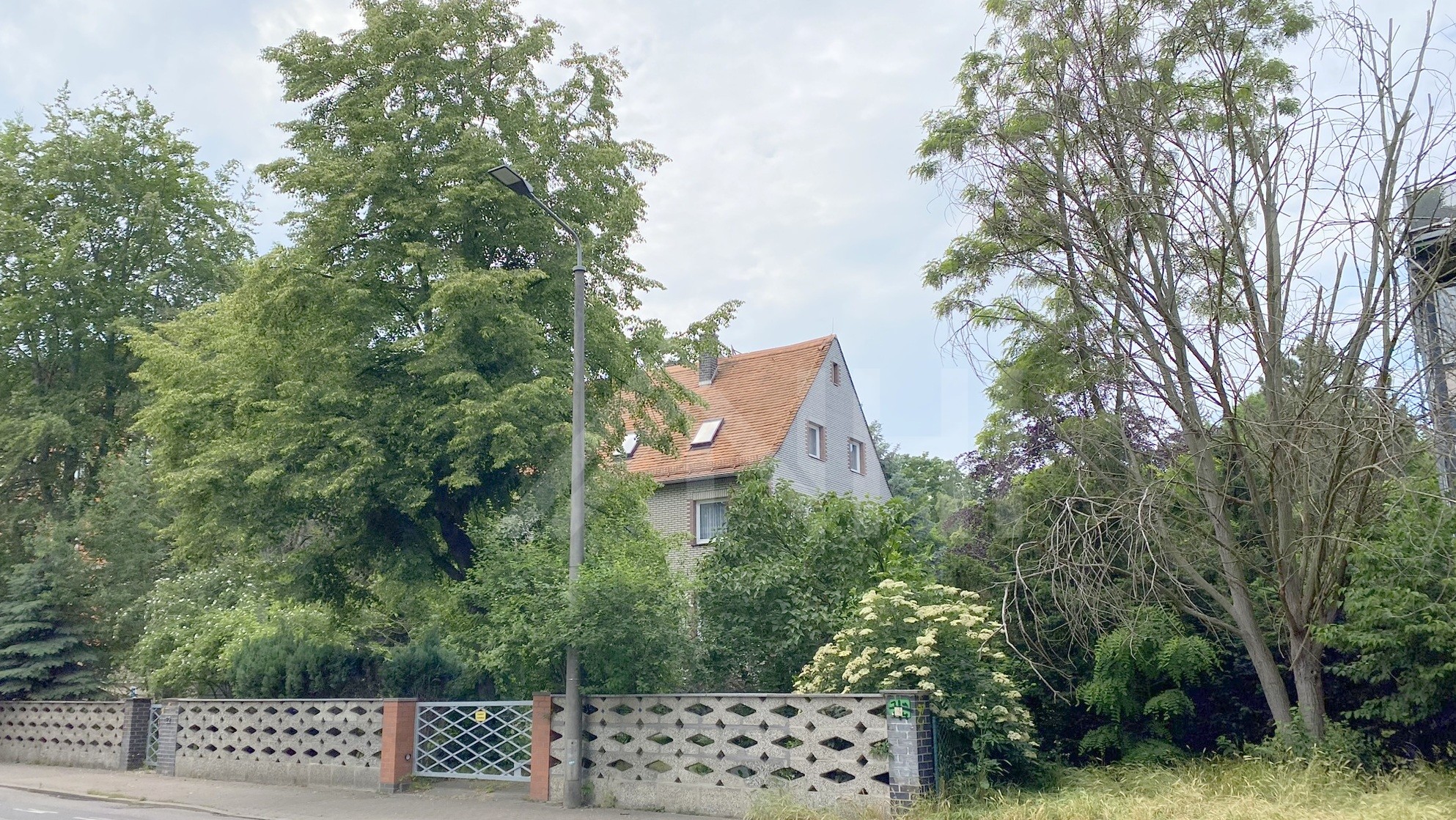 06_nachhause-immobilien_201716b7-2d66-43b9-8697-c8ef3cdbbfce_bild Gartenstadt und Industrieromantik ... Zweifamilienwohnhaus mit viel Potential