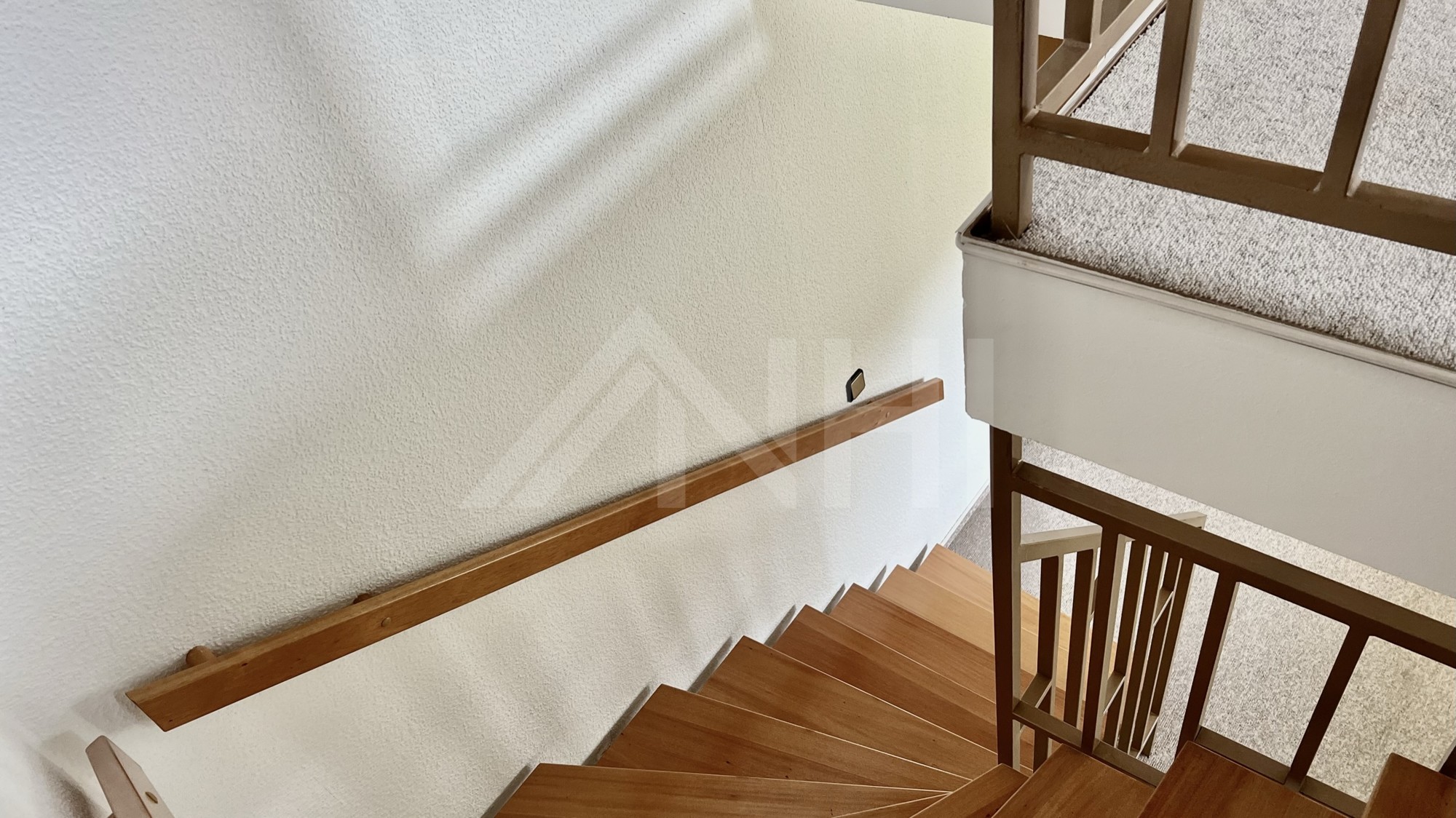 und einen Hauswirtschaftsraum. und einen Hauswirtschaftsraum.