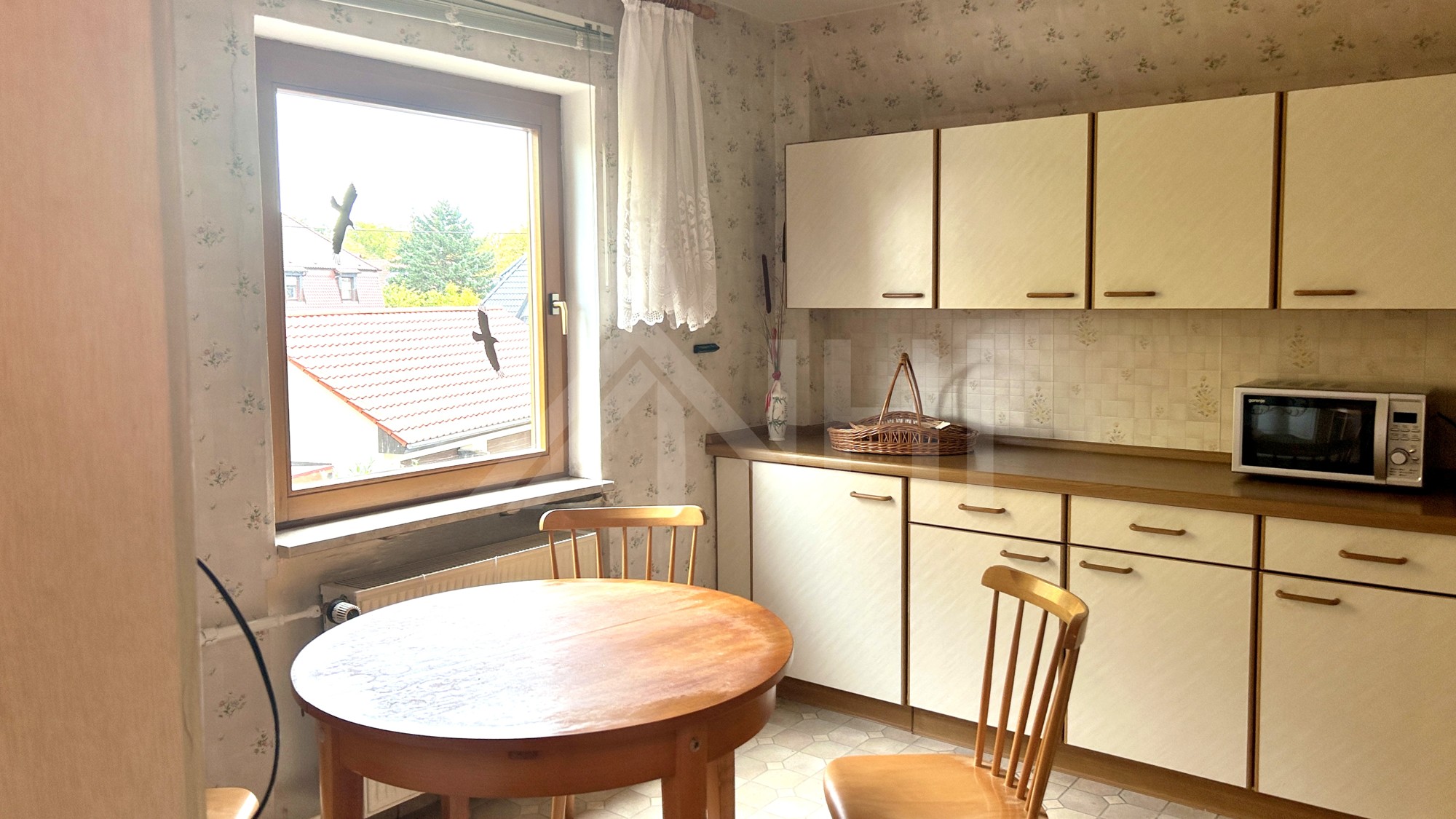 und verfügt über ein großes Nebengelass. und verfügt über ein großes Nebengelass.