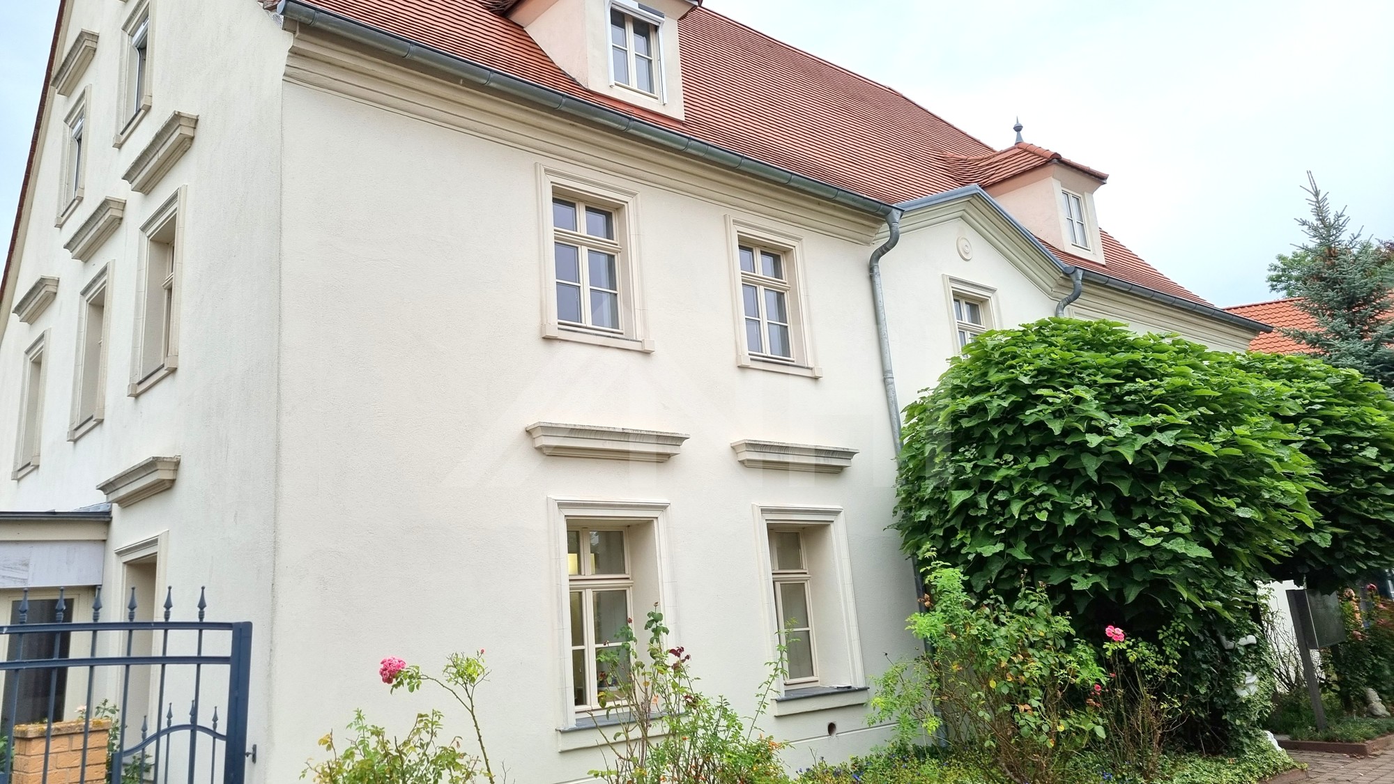 und das Wohn- und Geschäftshaus. und das Wohn- und Geschäftshaus.